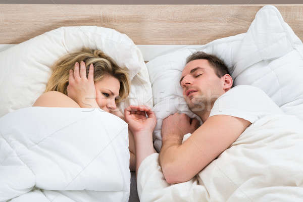 Nő fülek férfi horkolás ágy otthon Stock fotó © AndreyPopov