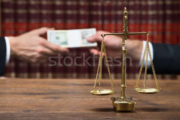 Justiţie scară tabel judecător client Imagine de stoc © AndreyPopov