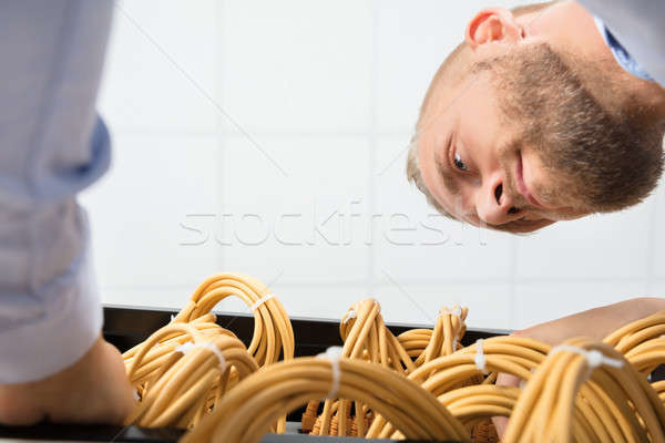 Technik kabli serwera pokój mężczyzna rack Zdjęcia stock © AndreyPopov