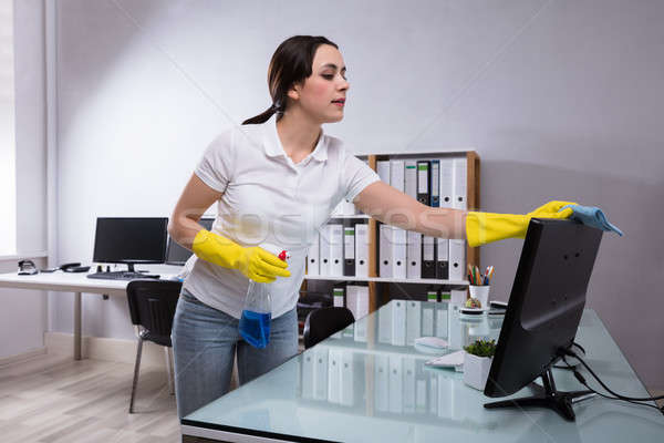 Woźny czyszczenia komputera szmata młodych kobiet Zdjęcia stock © AndreyPopov