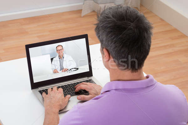 [[stock_photo]]: Homme · vidéo · chat · médecin · portable · maison