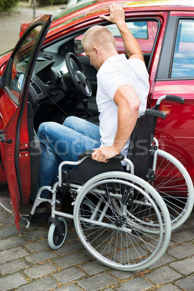 Gehandicapten man boarding auto vergadering rolstoel Stockfoto © AndreyPopov
