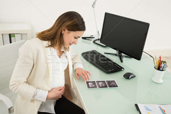 Gravidă femeie de afaceri uita ultrasunete scanda raportează Imagine de stoc © AndreyPopov