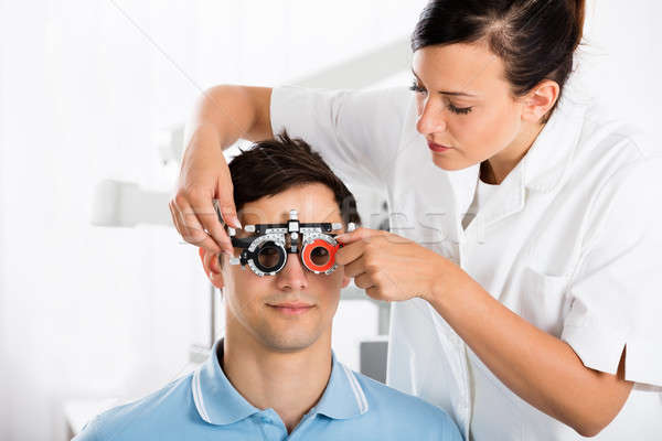 Femeie optometrist viziune cadru tineri masculin Imagine de stoc © AndreyPopov