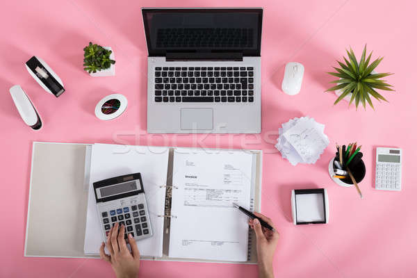 Stockfoto: Zakenvrouw · belasting · kantoor · calculator · roze