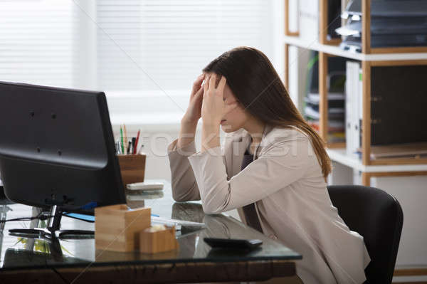 Mujer de negocios dolor de cabeza jóvenes sufrimiento lugar de trabajo oficina Foto stock © AndreyPopov