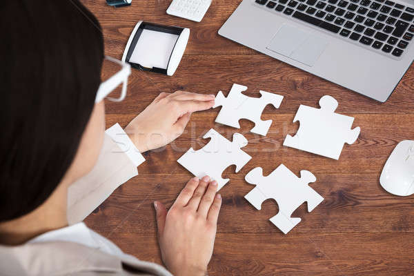 Foto stock: Mujer · de · negocios · rompecabezas · primer · plano · mano · oficina · negocios