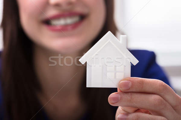 Frau halten Haus Modell Hand Stock foto © AndreyPopov