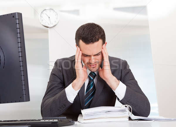 Empresario sufrimiento dolor de cabeza oficina negocios pluma Foto stock © AndreyPopov