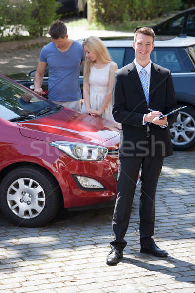 Verkäufer schriftlich Zwischenablage Paar schauen Auto Stock foto © AndreyPopov