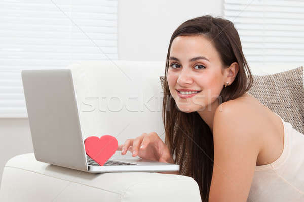Femeie frumoasa datând on-line laptop vedere laterala frumos Imagine de stoc © AndreyPopov