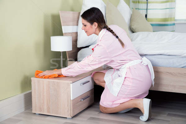Weiblichen Haushälterin Reinigung Nachttisch jungen Hotelzimmer Stock foto © AndreyPopov