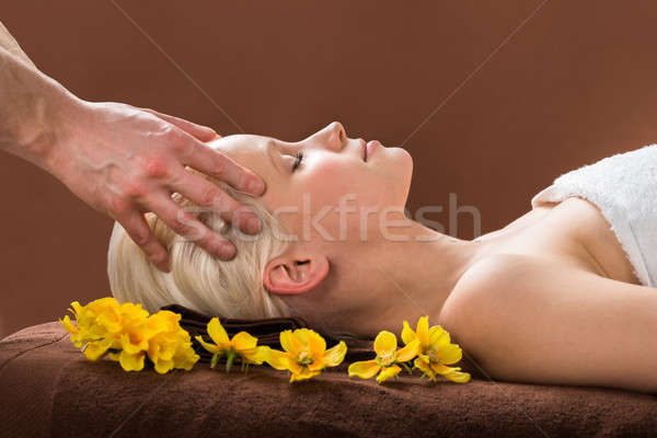 Młoda kobieta masażu spa głowie kobieta Zdjęcia stock © AndreyPopov