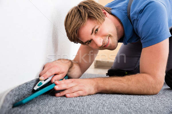 Zdjęcia stock: Rzemieślnik · cięcie · dywan · szczęśliwy · młodych