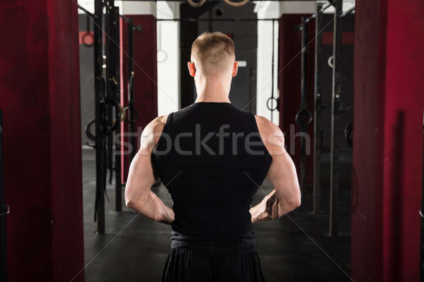 Vista posteriore atleta uomo piedi palestra esercizio Foto d'archivio © AndreyPopov