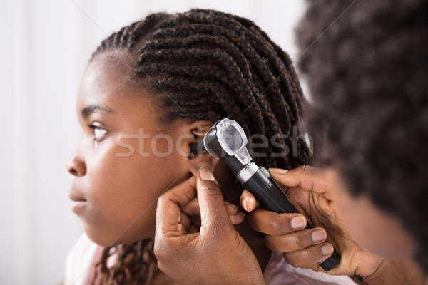 Arts meisje oor ziekenhuis instrument controleren Stockfoto © AndreyPopov