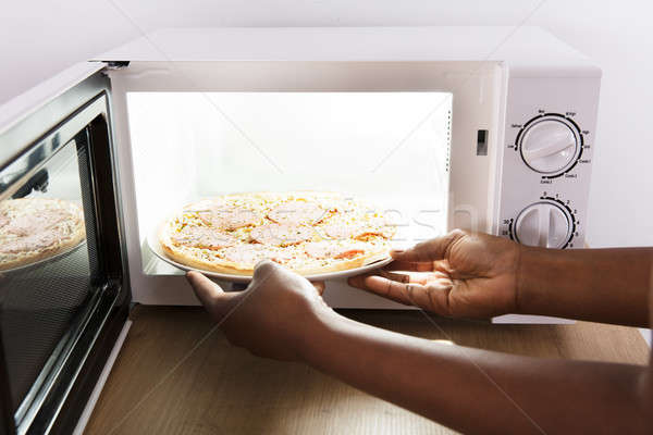 Kobieta pizza mikrofala piekarnik Zdjęcia stock © AndreyPopov