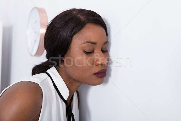 Mujer escuchar voz pared primer plano jóvenes Foto stock © AndreyPopov
