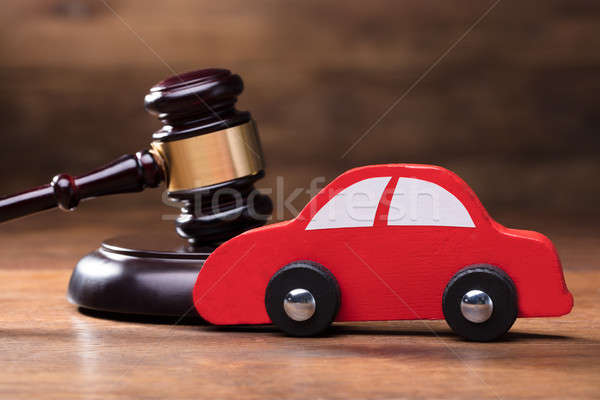 Houten speelgoed Rood auto hamer rechter houten tafel Stockfoto © AndreyPopov