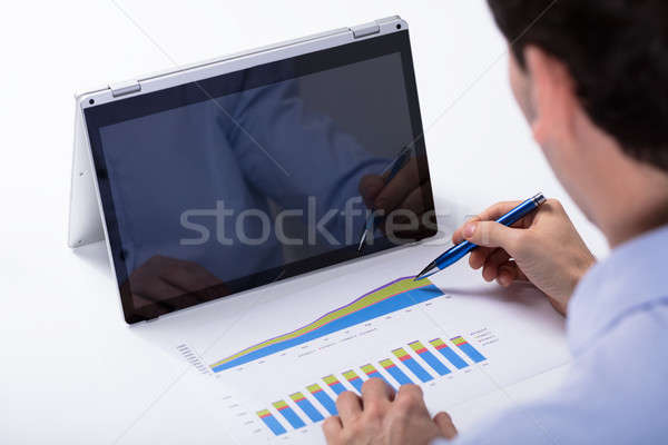 Geschäftsmann Grafik Hybrid Laptop Tabelle Stock foto © AndreyPopov