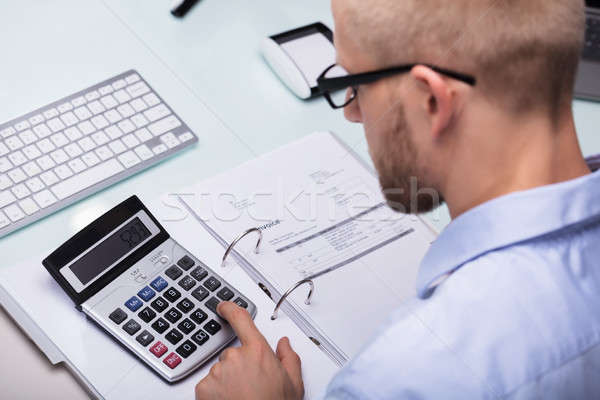 Stock foto: Geschäftsmann · Rechnung · Rechner · Schreibtisch · Arbeit · Tastatur