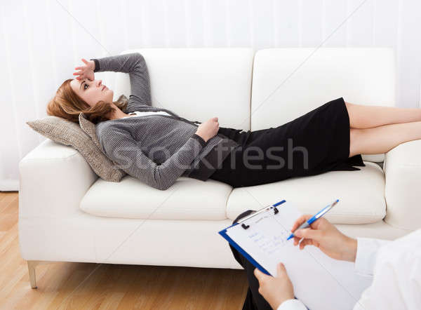 Femme d'affaires parler psychiatre quelque chose canapé Photo stock © AndreyPopov