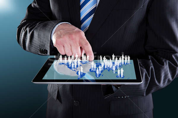 Stock foto: Geschäftsmann · digitalen · Tablet · Weltkarte · Globalisierung · Quelle