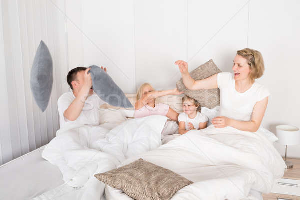 Famille bataille d'oreillers lit maison enfants homme [[stock_photo]] © AndreyPopov