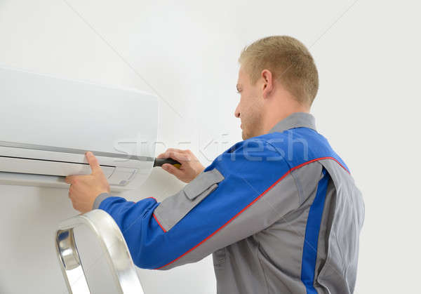 商業照片: 技術員 · 冷氣機 · 肖像 · 年輕 · 男