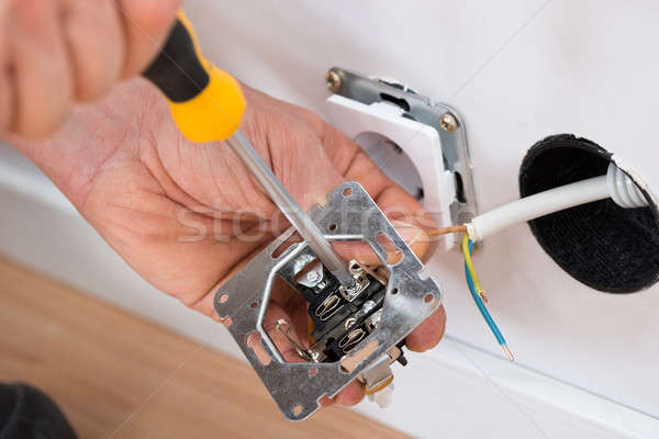 [[stock_photo]]: Technicien · socket · tournevis · maison