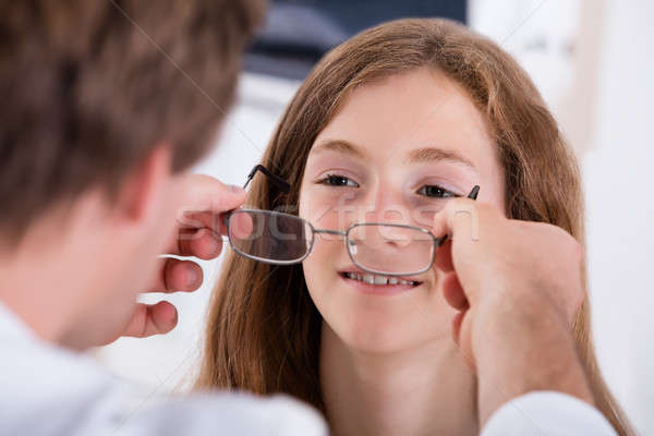 Opticien helpen meisje nieuwe bril Stockfoto © AndreyPopov