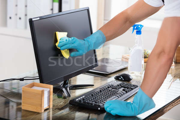 Közelkép gondnok takarítás képernyő kéz visel Stock fotó © AndreyPopov