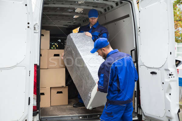 [[stock_photo]]: Deux · livraison · hommes · meubles · véhicule · jeunes