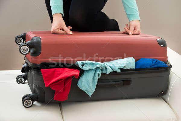 Közelkép nő bőrönd zárt túlzás ruházat Stock fotó © AndreyPopov