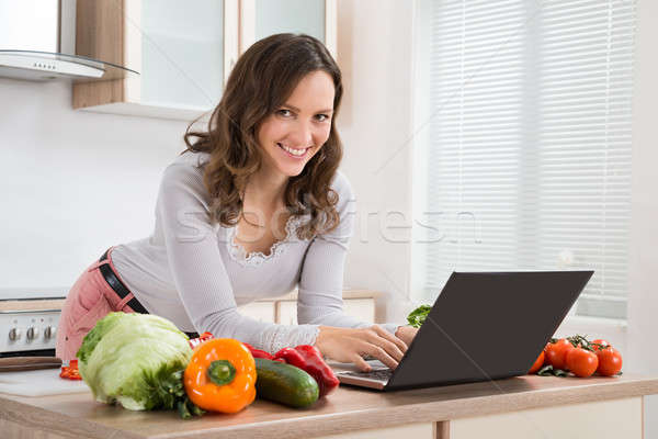Femeie uita reteta laptop fericit bucătărie Imagine de stoc © AndreyPopov