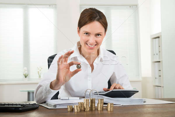 Mujer de negocios factura monedas escritorio jóvenes feliz Foto stock © AndreyPopov