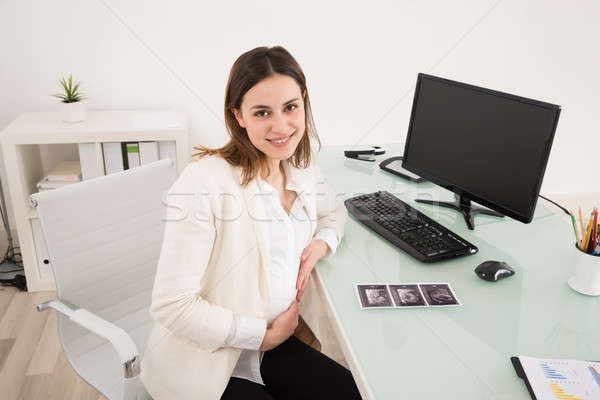 Gravidă femeie de afaceri ultrasunete scanda raportează fericit Imagine de stoc © AndreyPopov
