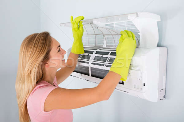 Frau Klimagerät Reinigung Klimaanlage Haus Stock foto © AndreyPopov