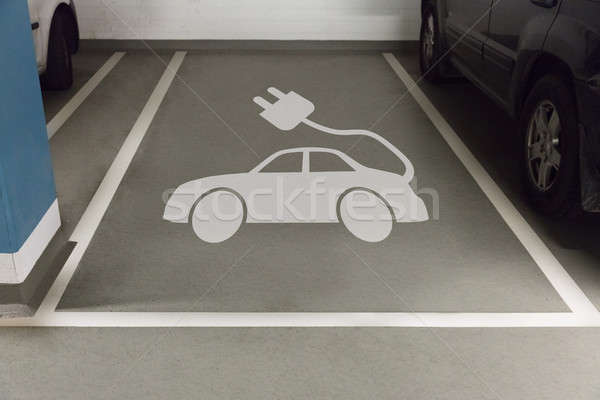 電気自動車 にログイン 駐車場 表示 車 ストックフォト © AndreyPopov