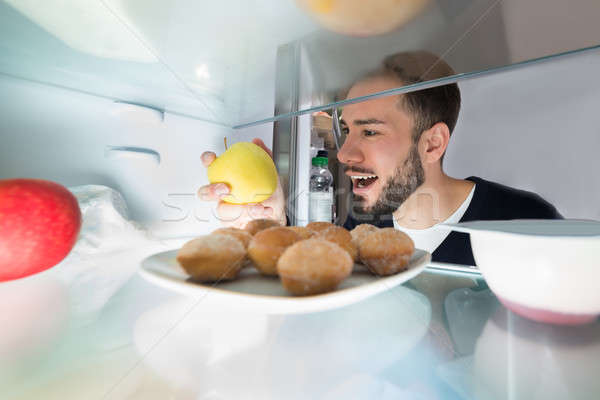 Jeune homme fruits frais heureux réfrigérateur alimentaire Photo stock © AndreyPopov
