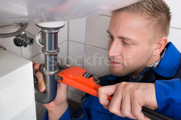 Stockfoto: Mannelijke · loodgieter · wastafel · keuken · jonge