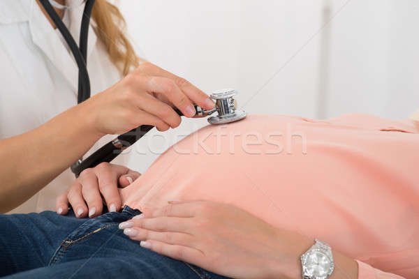 Foto stock: Médico · examinar · mujer · embarazada · primer · plano · estetoscopio · médicos