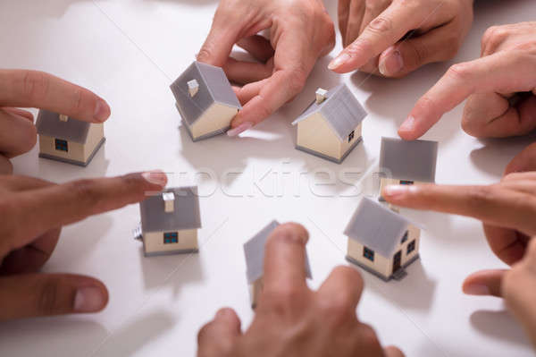 Groupe de gens toucher miniature maison blanche bâtiment Photo stock © AndreyPopov
