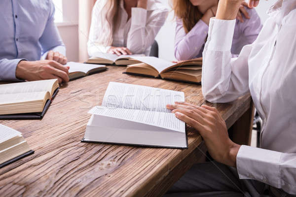 Grup de oameni lectură Biblie birou mână Imagine de stoc © AndreyPopov