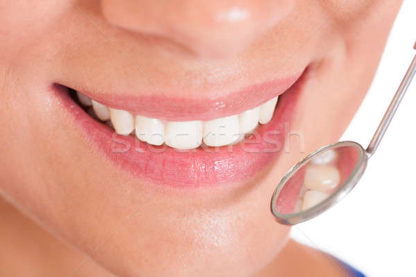 улыбающаяся женщина идеальный Белые зубы небольшой Стоматологи зеркало Сток-фото © AndreyPopov