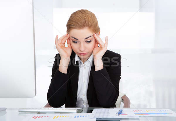 Stockfoto: Zakenvrouw · lijden · hoofdpijn · portret · kantoor · computer