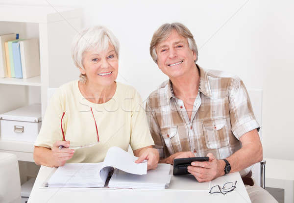Couple de personnes âgées budgétaire portrait heureux maison famille Photo stock © AndreyPopov