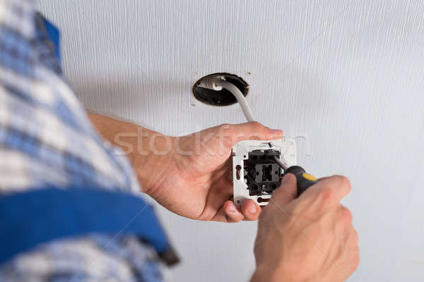 Elektricien handen muur stopcontact Stockfoto © AndreyPopov