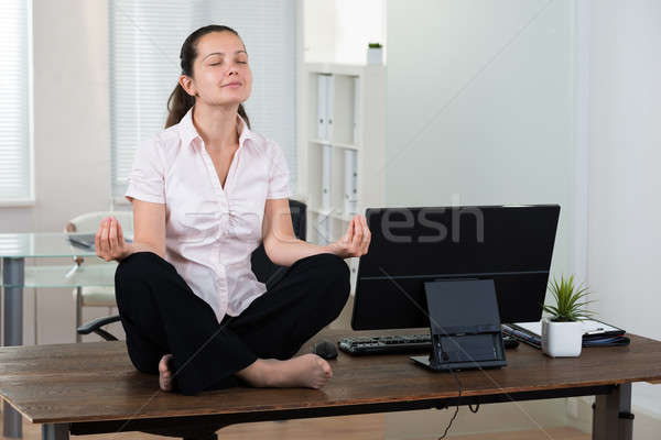 [[stock_photo]]: Femme · d'affaires · méditation · jeunes · bureau · bureau · ordinateur