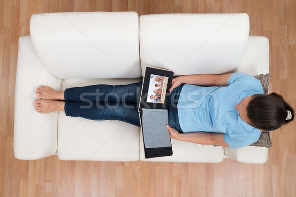 Zdjęcia stock: Kobieta · patrząc · rodziny · posiedzenia · sofa